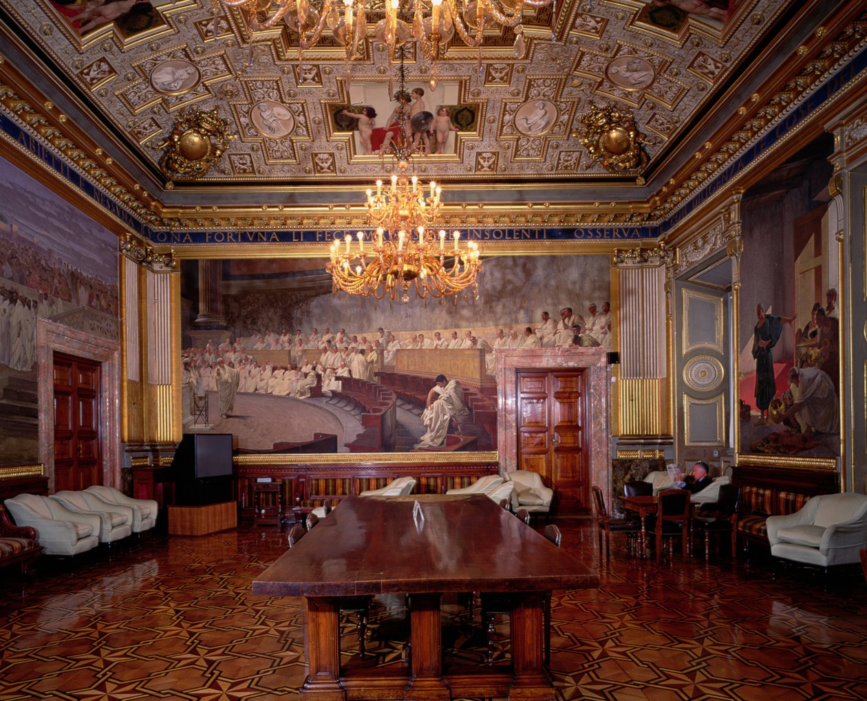 Sala Maccari Maccari Odası, yaldızlı sıva ve Roma tarihinden sahnelerle zengin bir şekilde dekore edilmiştir, bir Roma senatosunu tasvir eden panel detayı, 1882-88 fotoğraf by Cesare Maccari