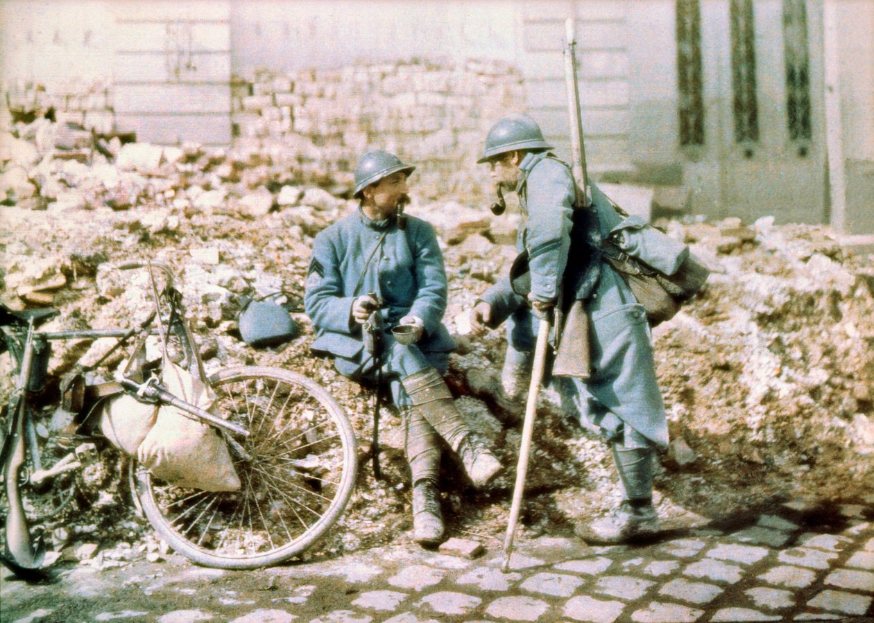Alman topçusu tarafından bombalanan bir kasabada iki Fransız askeri, Batı Cephesi, Fransa, c.1914-18 (otokrom) by Charles Adrien