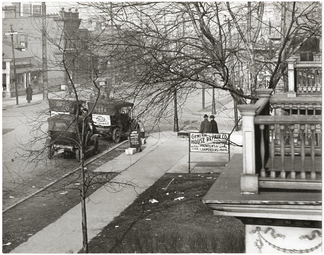 Tanımlanamayan bir kaldırım sahnesini gösteren yatay, siyah beyaz fotoğraf by Charles Clement Holt