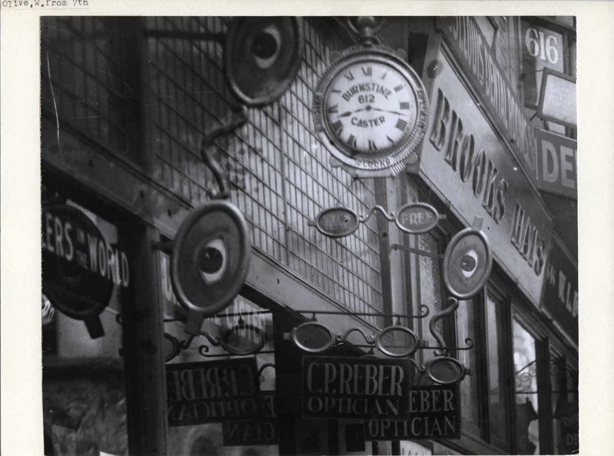 C.P. için işaretler 612-614 Olive Street mağaza cephelerinde Reber Optician, Burnstine Caster Clocks ve Brooks Hats by Charles Clement Holt