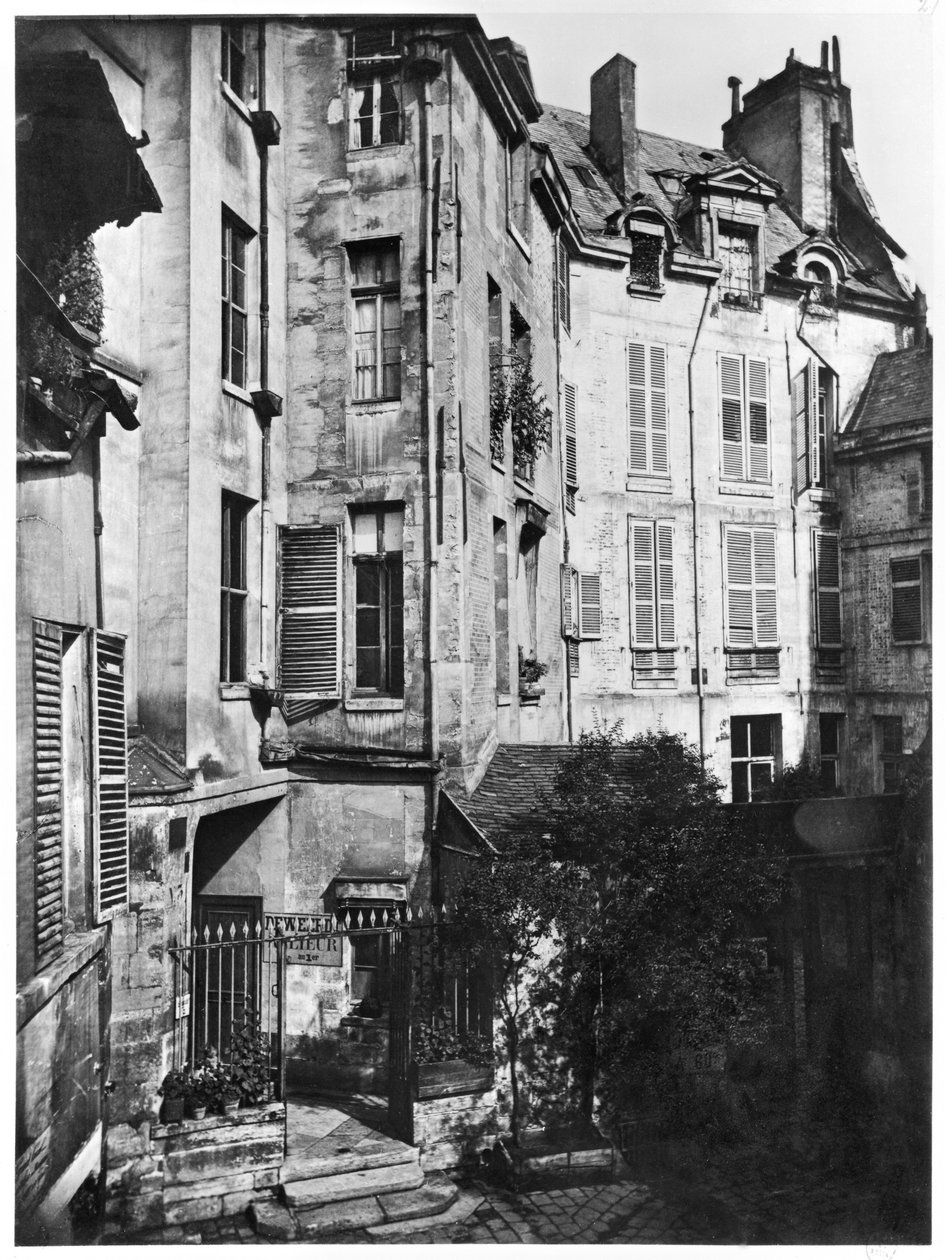 Rohan avlusu, Paris, 1858-78 by Charles Marville