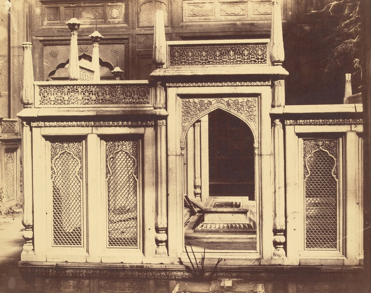 Tanımlanamayan bir mezara giriş by Charles Moravia