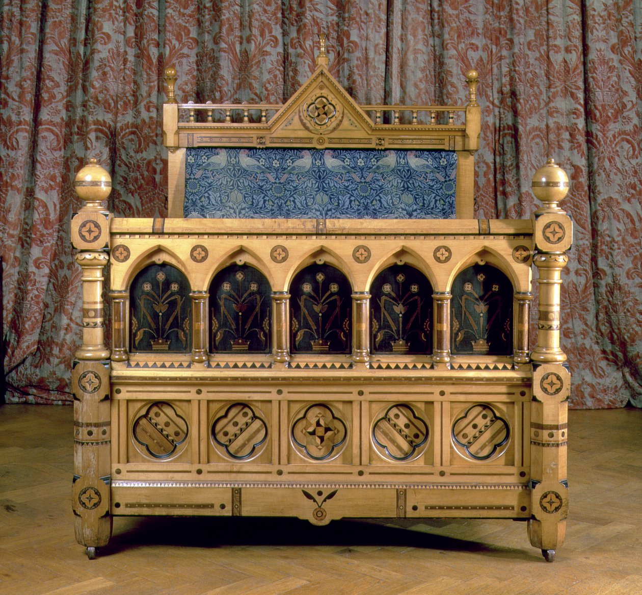 Dolgulu Başlıklı Gotik Revival Kakma Yatak, Marsh & Jones tarafından yapılmıştır, c.1866 (ahşap) by Charles Bevan