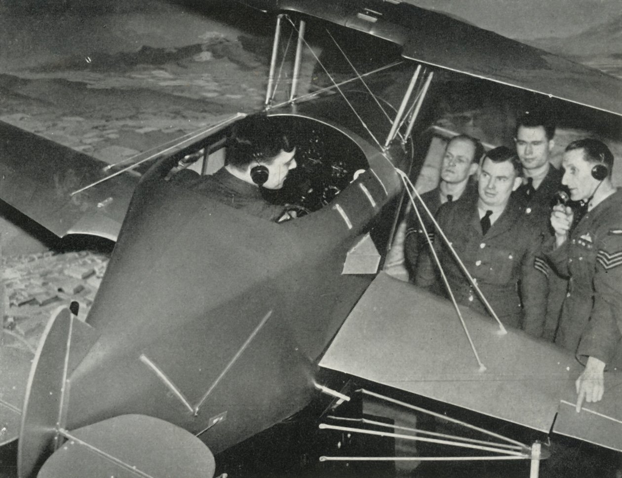 RAF personeli, 1941 İkinci Dünya Savaşı sırasında bir uçuş simülatöründe uçmayı öğreniyor. by Charles Brown
