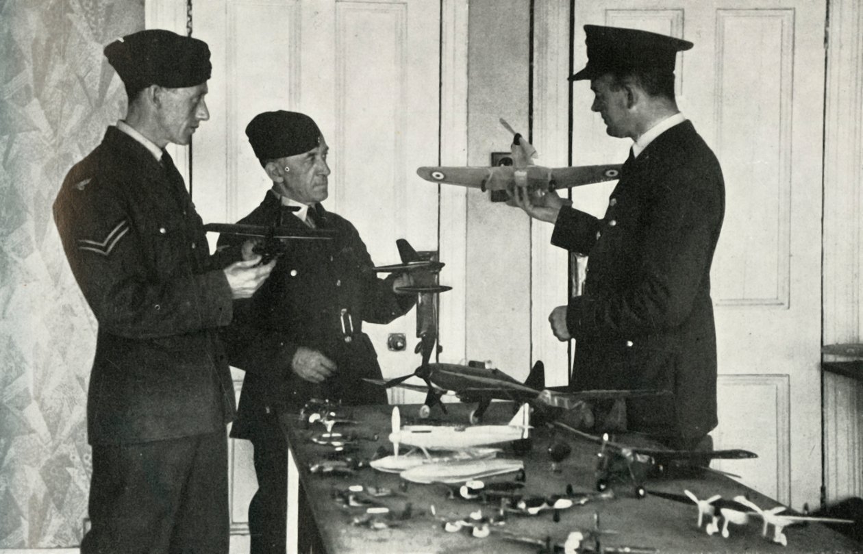 RAF personeli, 1941 İkinci Dünya Savaşı sırasında uçakları tanımlamayı öğreniyor. by Charles Brown