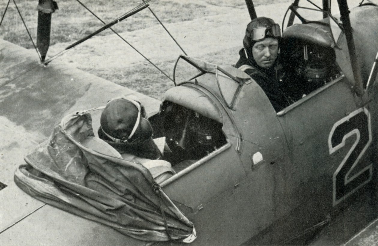 İkinci Dünya Savaşı sırasında uçmayı öğrenen RAF pilotu, 1941. by Charles Brown