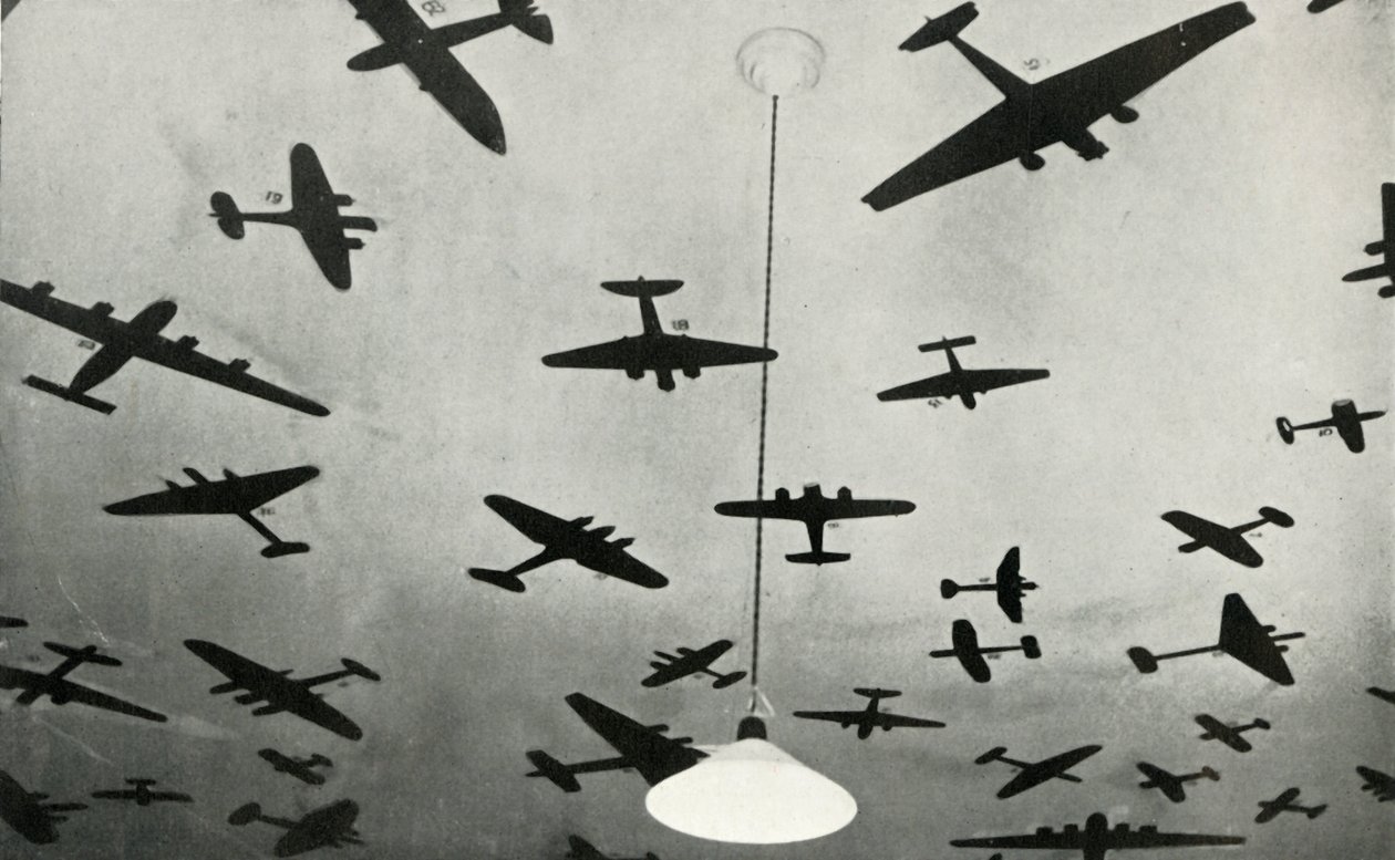 1941 İkinci Dünya Savaşı sırasında bir RAF eğitim okulunda askeri uçakların siluetleri. by Charles Brown