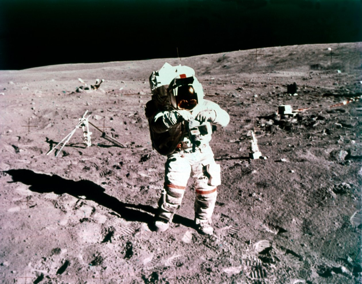 Astronot John Young ay yüzeyinde, Apollo 16 görevi, 21 Nisan 1972. by Charles Duke