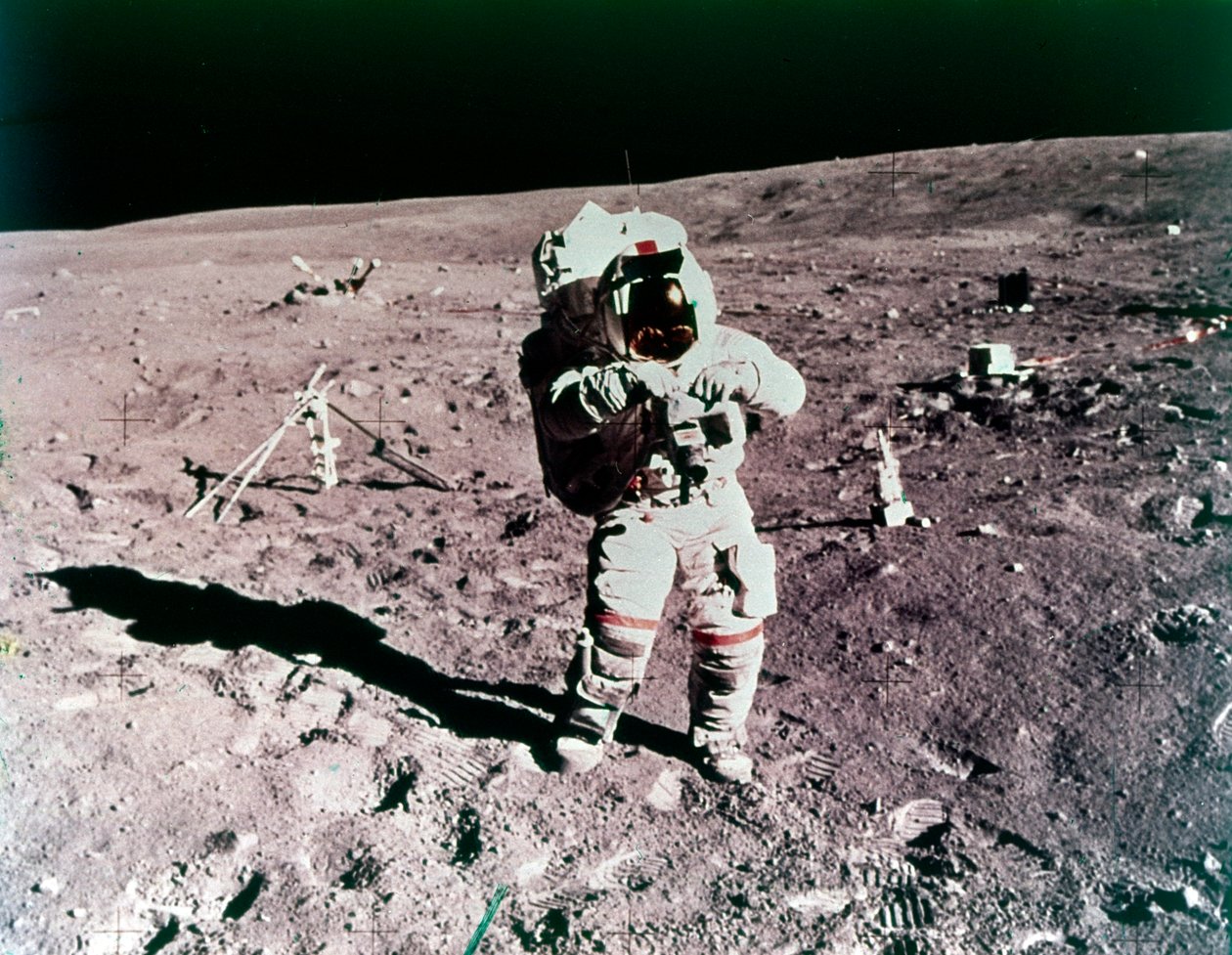 Astronot John Young ay yüzeyinde, Apollo 16 görevi, Nisan 1972. by Charles Duke