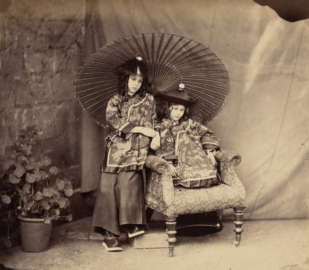 Çin Elbiseli Lorina ve Alice Liddell by Charles Lutwidge Dodgson