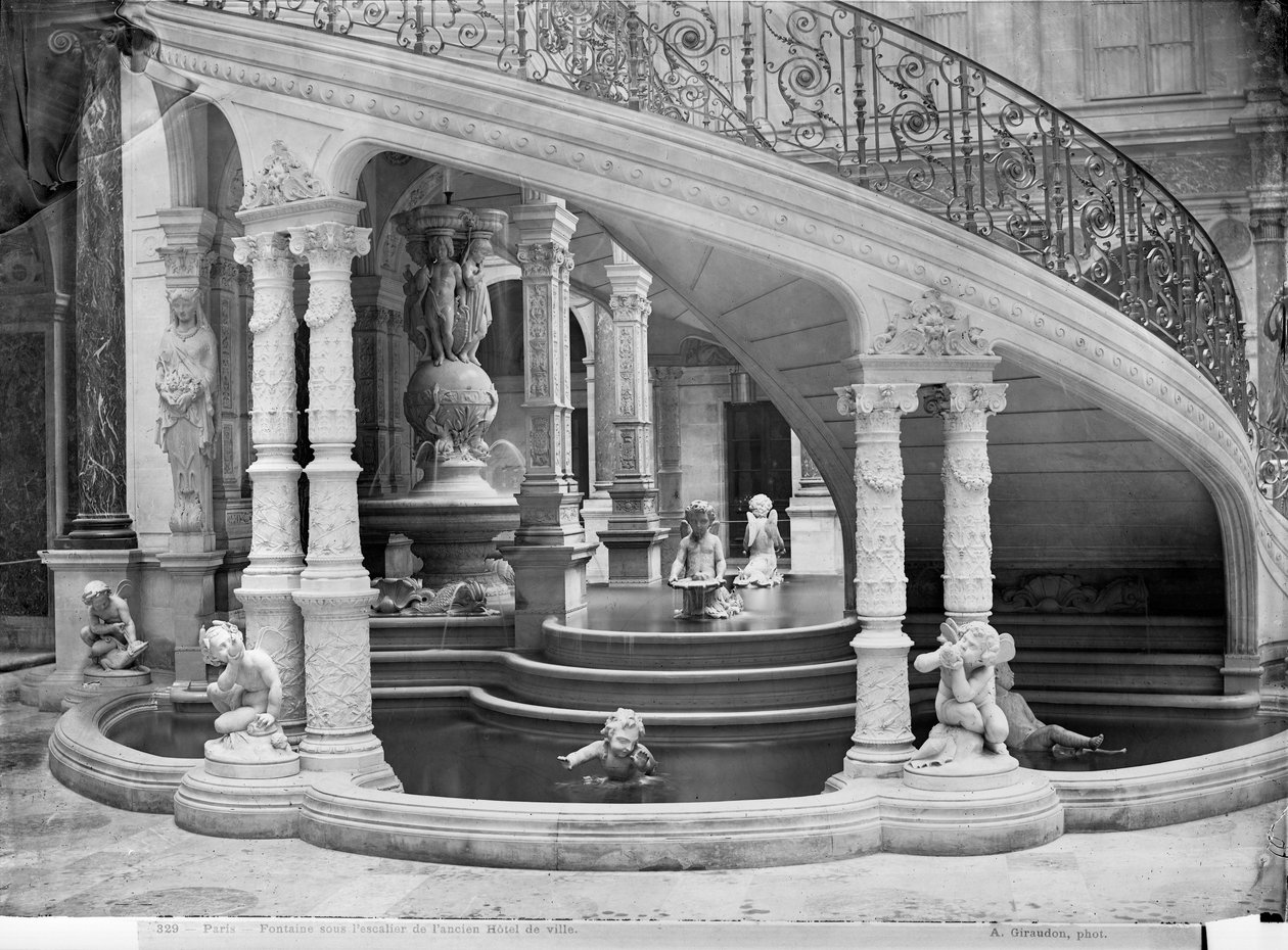 1871 yangınından önce Hotel de Ville'in merdivenlerinin altındaki çeşme by Charles Marville