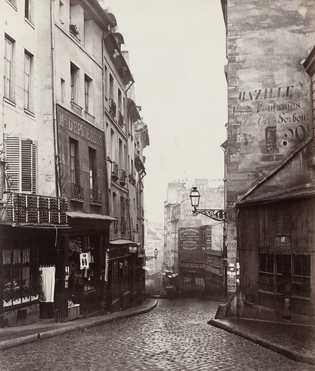 Rue de la Montagne-Sainte-Geneviève, Rue Laplace Kavşağı yakınında by Charles Marville