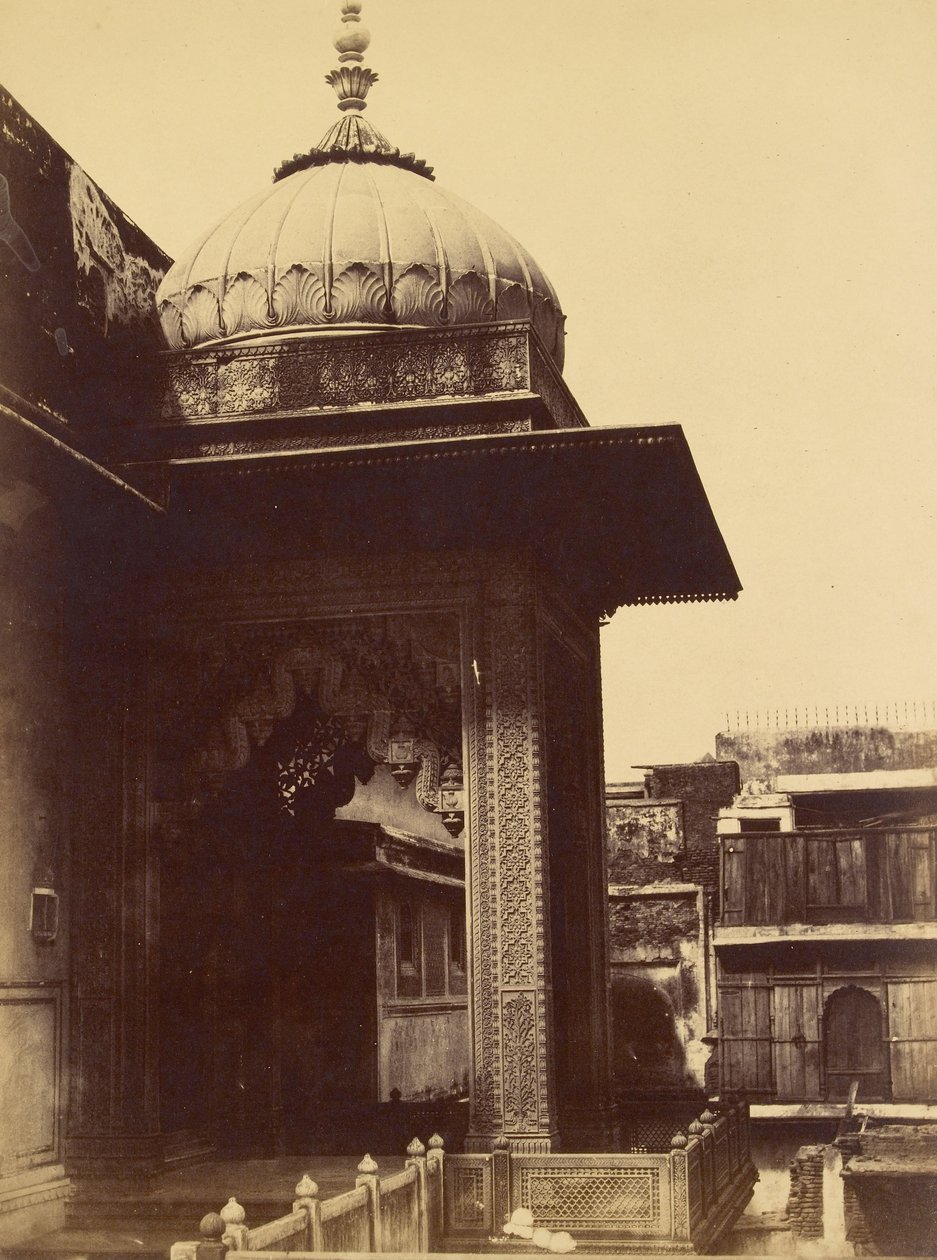 Balkonlu Tanımlanamayan Bina, Delhi by Charles Moravia