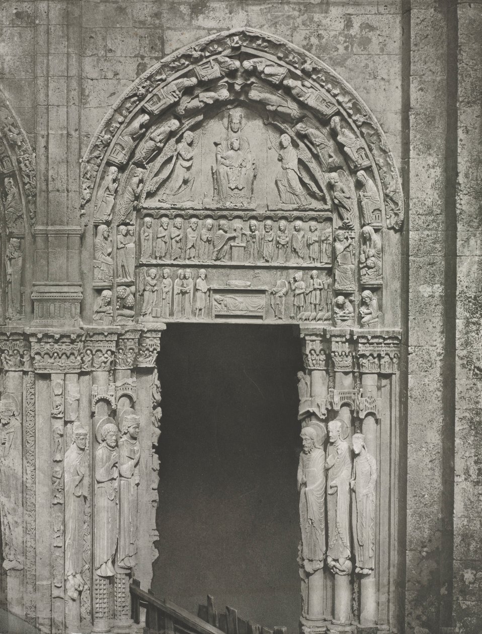 Chartres Katedrali: Chartres Meryem Ana ile Kraliyet Portalının Sağ Kapısı, 1857. by Charles Nègre