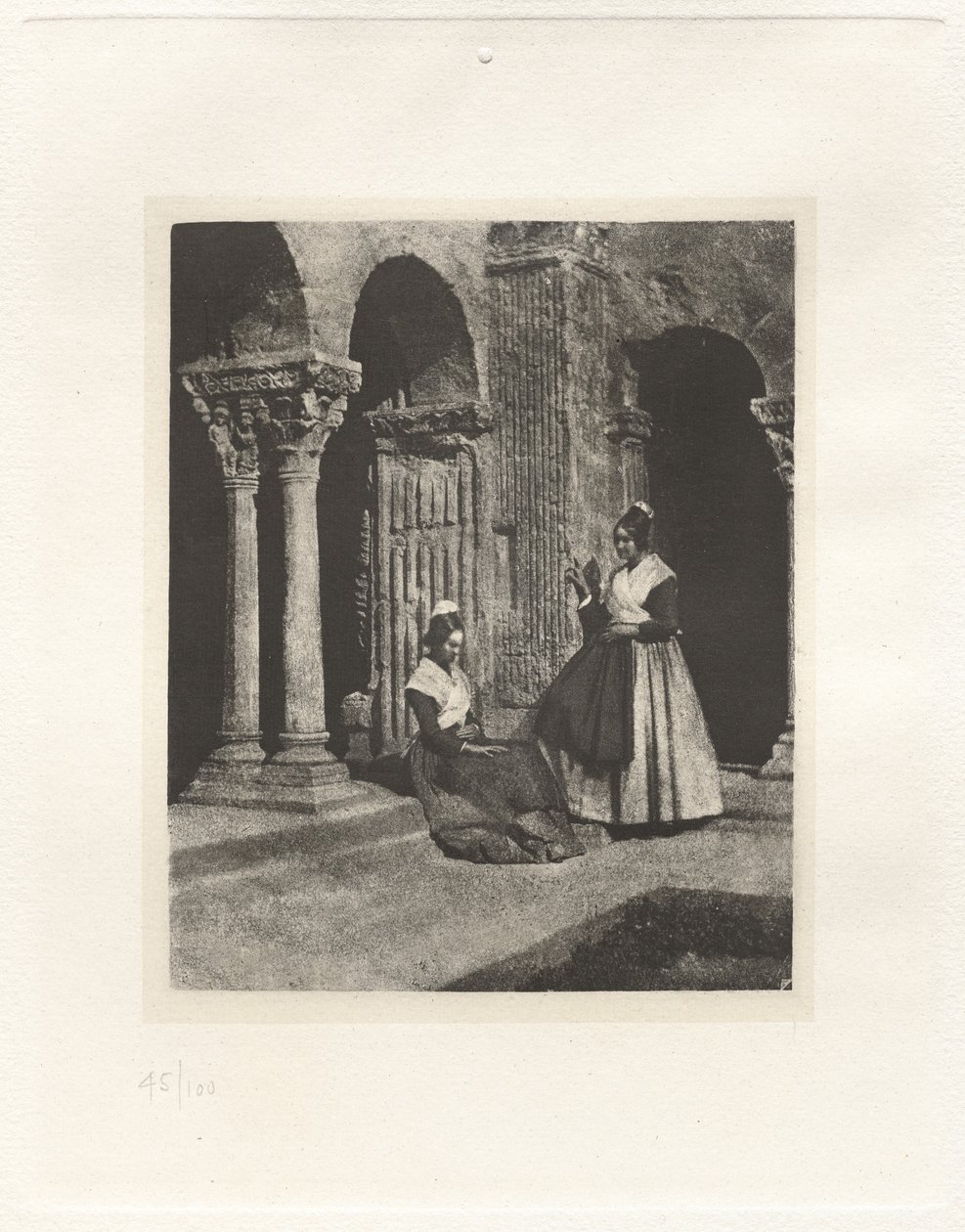 Plaka II – Arles Saint-Trophime Manastırındaki İki Arlesiennes (Levha II – Arles Saint-Trophime Manastırındaki İki Arlesiennes) by Charles Nègre, André Jammes