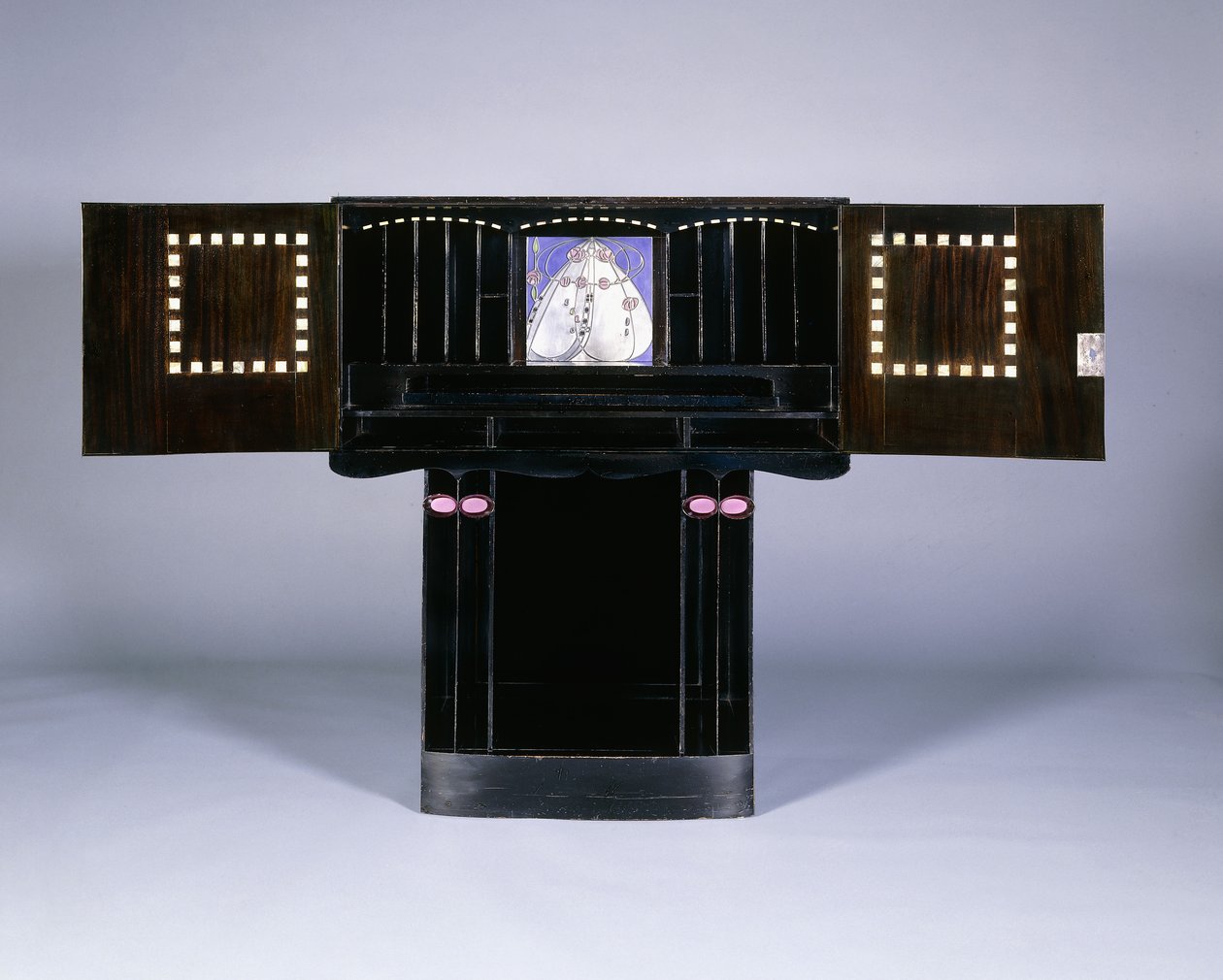Walter W. Blackie Esq., Hill House, Edinburgh için tasarlanmış bir yazı dolabı by Charles Rennie Mackintosh