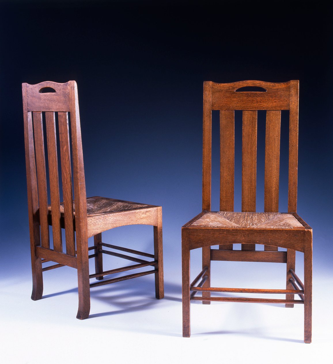 Argyle Street Tearooms için Charles Rennie Mackintosh tarafından tasarlanan bir meşe yemek sandalyesi, c.1898-99 by Charles Rennie Mackintosh