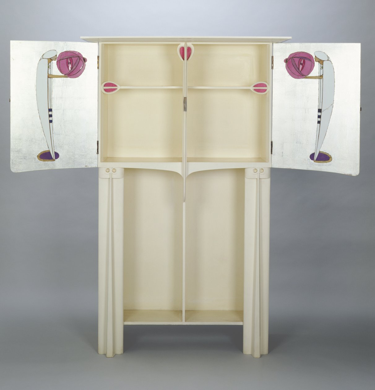 14 Kingsborough Gardens için yapılmış dolaplar, Glasgow, 1902 (boyalı meşe) 88; yan kapılarda Arap pelerini ve sarık tutan fenerlerde iki figür; by Charles Rennie Mackintosh