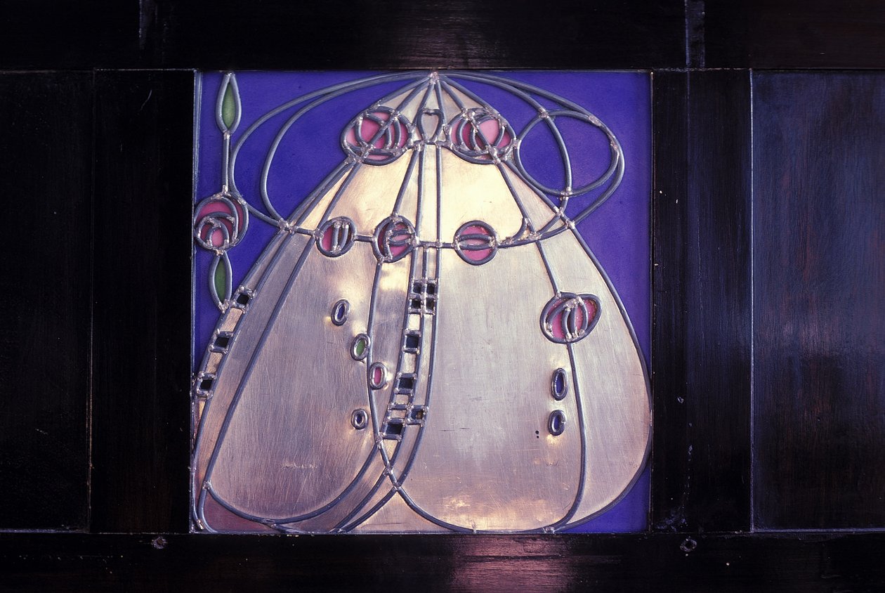 No. 120 Mains Street, Glasgow, işlemeli plakalı siyah dolap, 1904 (ahşap, metal, emaye) için tasarlanmış mobilyalar by Charles Rennie Mackintosh