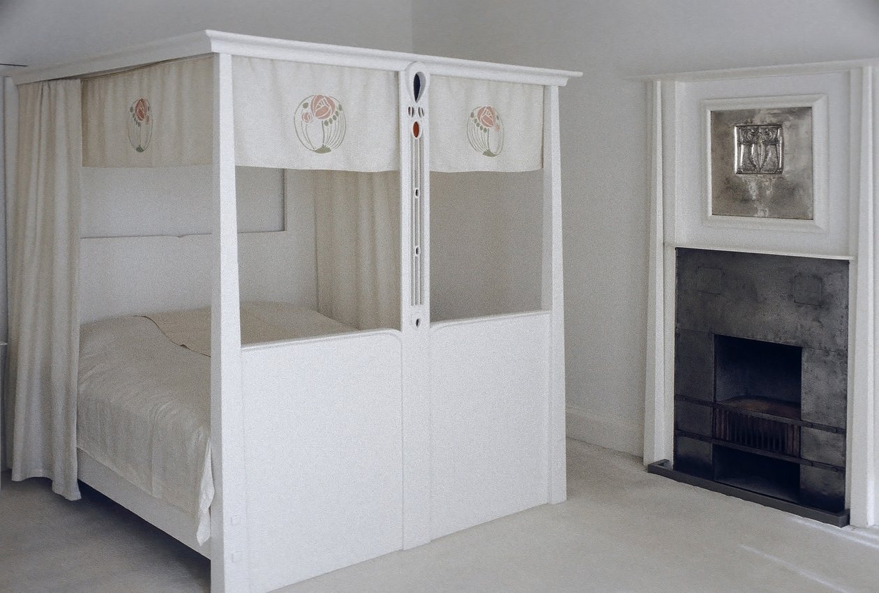 No. 120 Mains Street, Glasgow, Sayvanlı karyola, c.1900 (boyalı ahşap ve emaye) için tasarlanmış mobilyalar by Charles Rennie Mackintosh