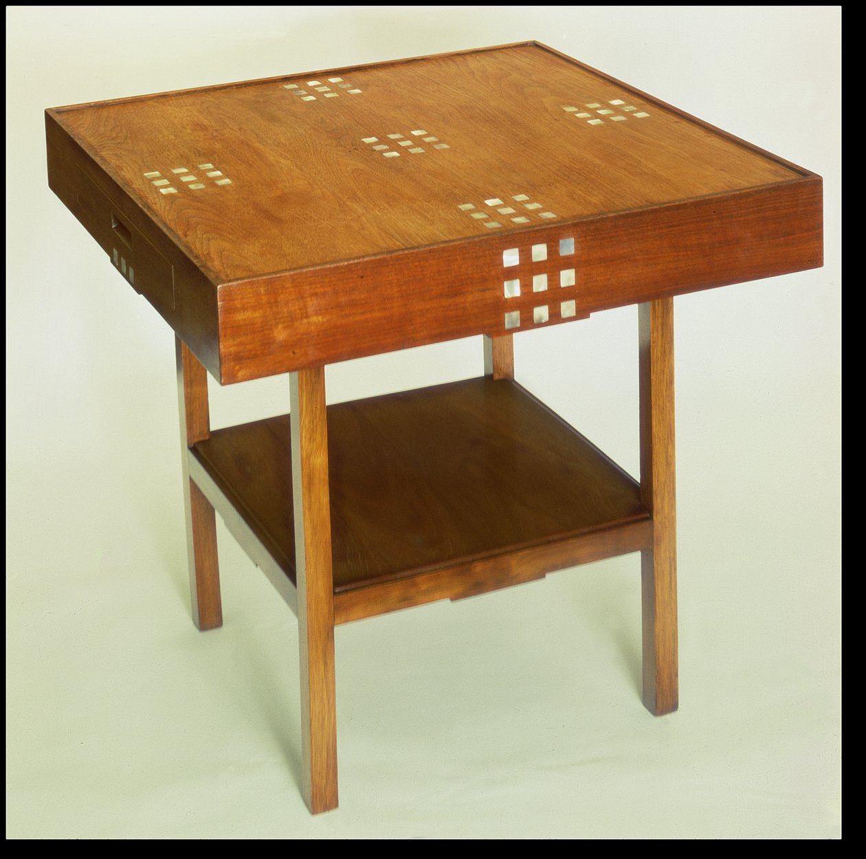 Sedef kakmalı masa, 1918 (boyalı maun ağacı, sedef kakmalı) by Charles Rennie Mackintosh