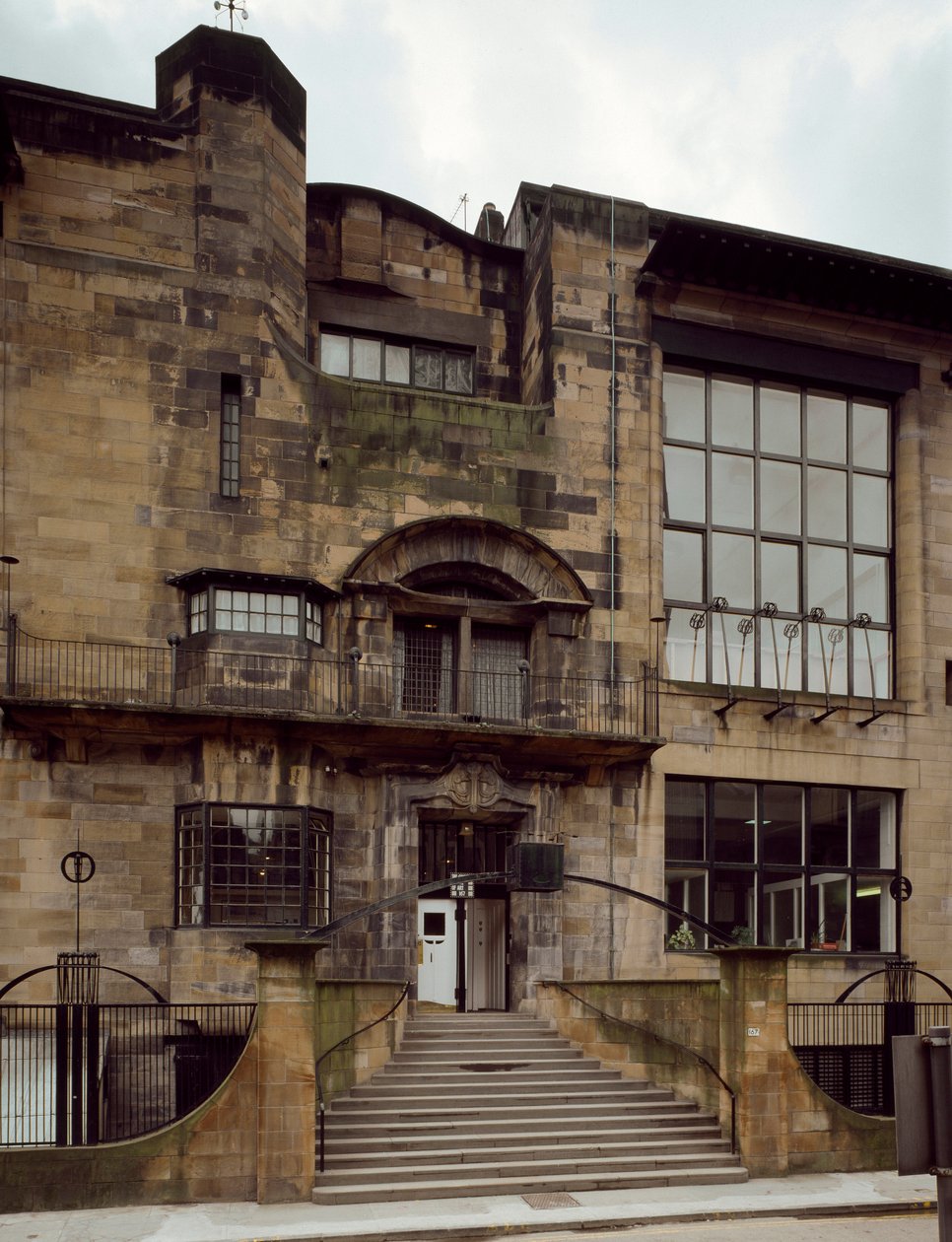 Mimar Charles Rennie Mackintosh (1868-1928) tarafından tasarlanan Güzel Sanatlar Okulu