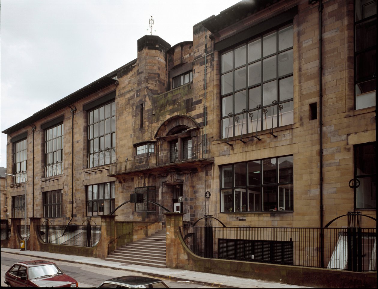 Mimar Charles Rennie Mackintosh (1868-1928) tarafından tasarlanan Güzel Sanatlar Okulu
