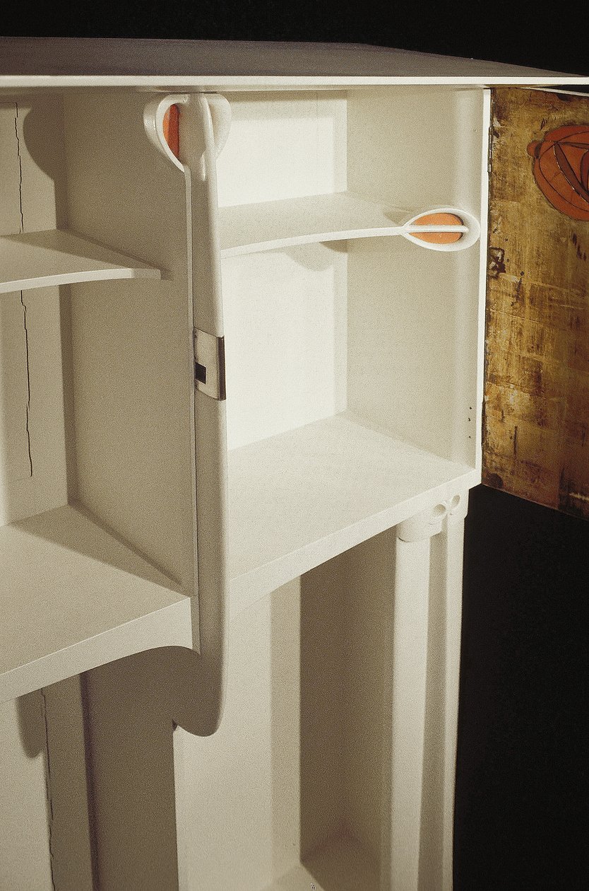 Bayan Rowat, 1902 için tasarlanmış beyaz dolap (ahşap, vitray, emaye) by Charles Rennie Mackintosh