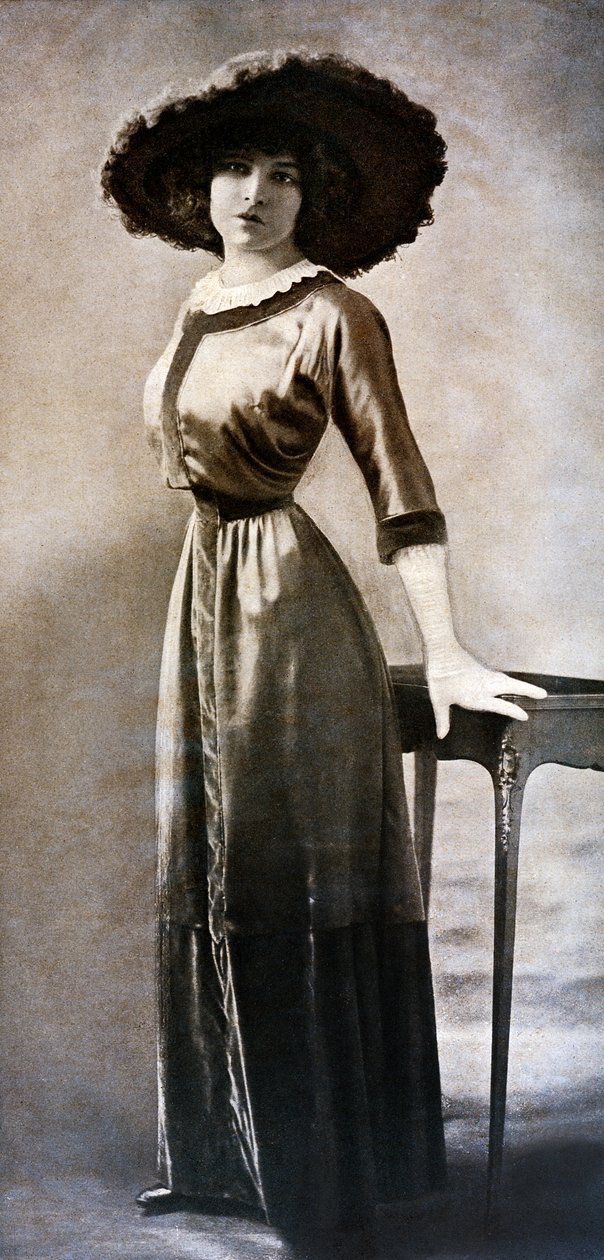 Emilie Bouchaud'un Polar Wasp'ın belindeki portresi, 1909 civarı (s/b fotoğraf) by Charles Reutlinger