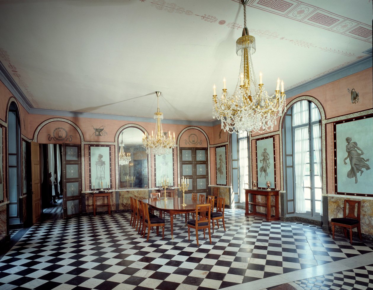 Malmaison kalesinin yemek odasının görünümü, İmparator I. Napolyon'un (1769-1821) ikametgahı, Charles Percier (1764-1838) ve Pierre Francois Leonard Fontaine (1762-1853) 1800 Rueil Malmaison, musee du chateau by Charles and Fontaine Pierre Percier