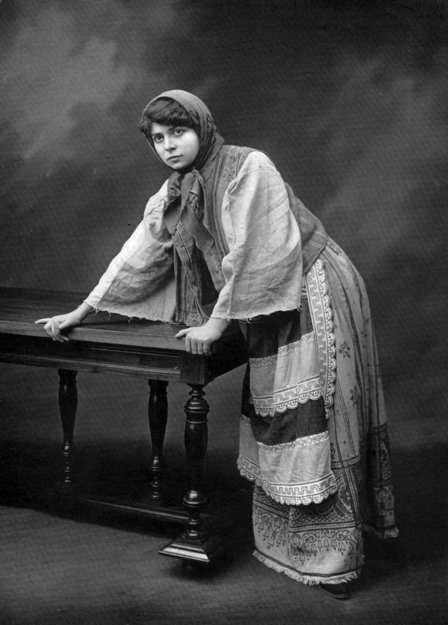 Fransız aktris Jane Rosni-Derys, "Les Revoltes" oyununda Sonia Randzew rolünde, Paris, fotoğraf Cheri Rousseau ve Glauth tarafından Fransız "Le Theatre" gazetesinden Aralık 1908 by Cheri Rousseau
