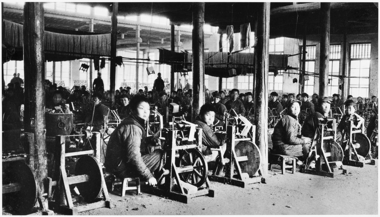 Chihsien yakınlarında Çinliler tarafından işletilen fabrika, 1930 dolayları by Chinese Photographer