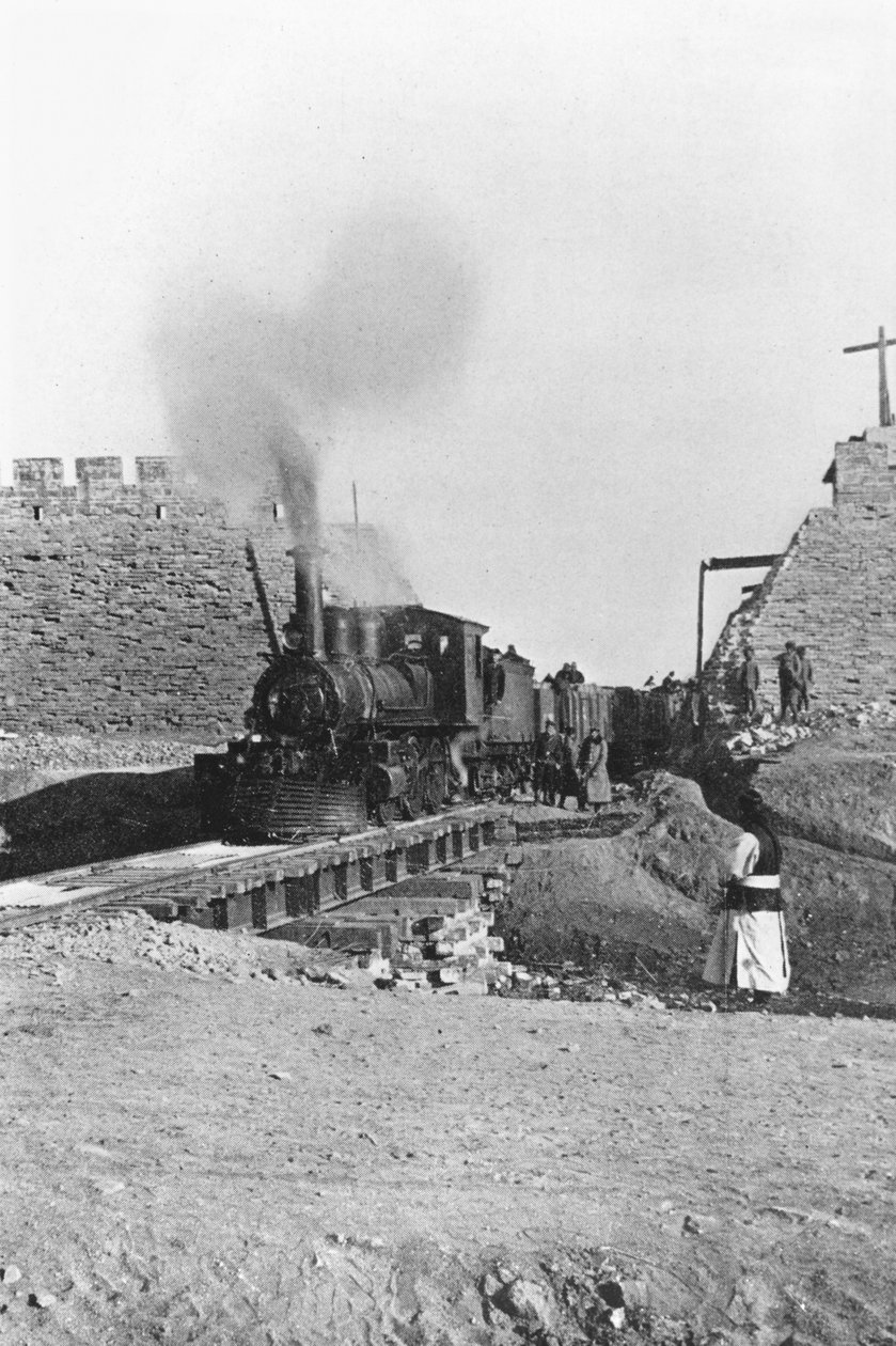 Pekin duvarından geçen ilk tren, Çin, 1900 dolayları by Chinese Photographer