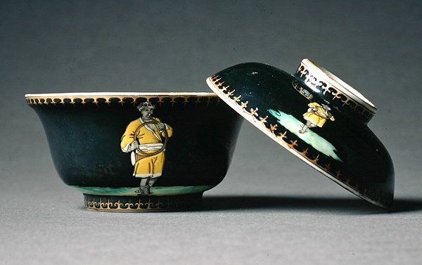Bir şekerlik ve örtü, Qianlong Dönemi (1736-95) c.1740 (porselen) (ayrıca bkz. 314531) by Chinese School