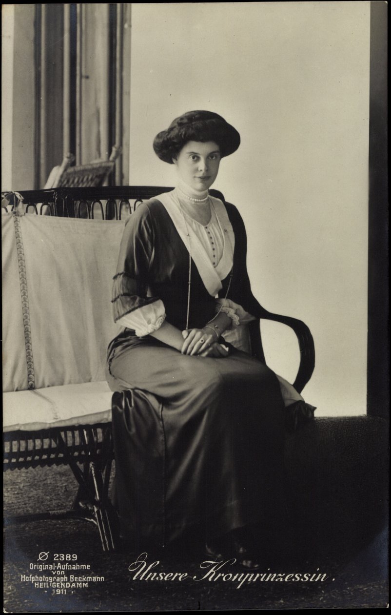 Ak Kronprinzessin Cecilie von Preußen, oturmuş portre by Chinese School