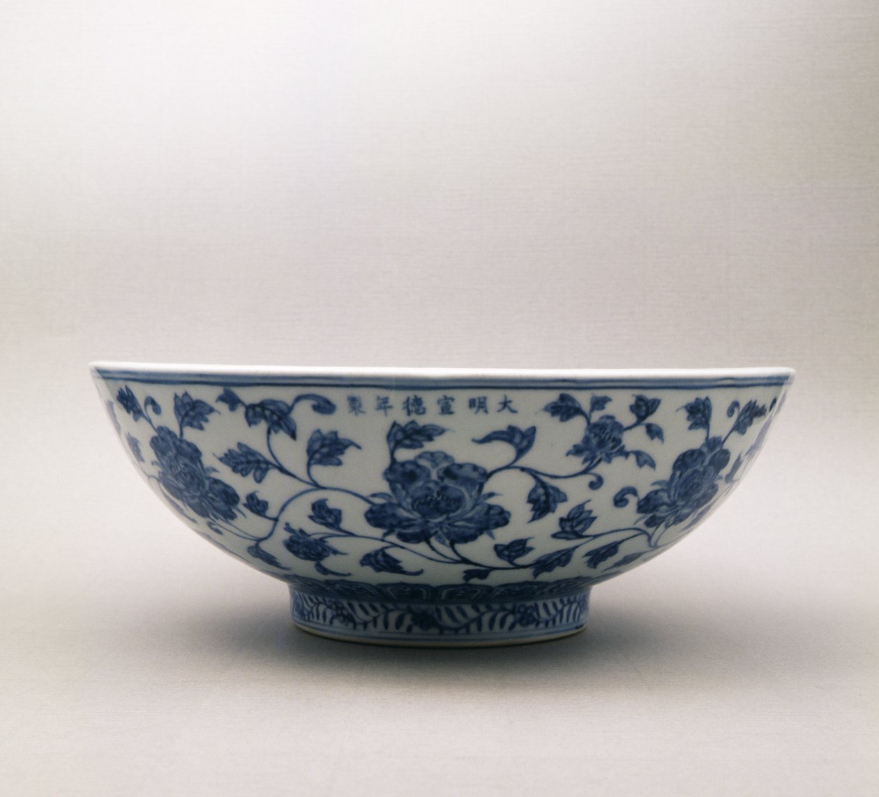 Hsuan Te, 1426-35, Ming Hanedanlığı, 1368-1644 (porselen) saltanat damgasını taşıyan çiçek süslemeli mavi ve beyaz kase by Chinese School