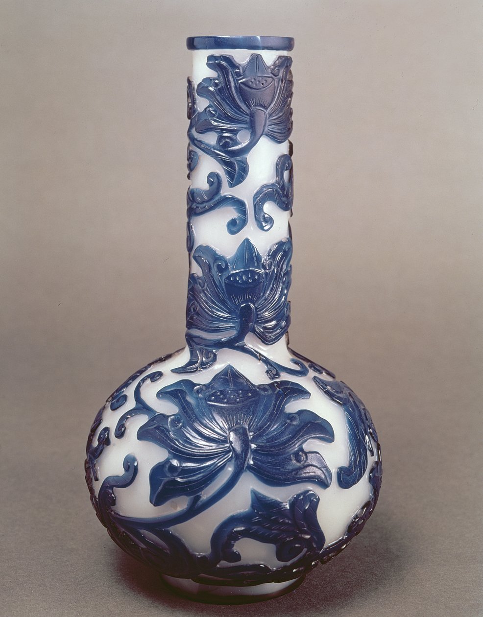 Çin mavi ve beyaz minyatür cam şişe, Chien Lung dönemi (1736-95) by Chinese School