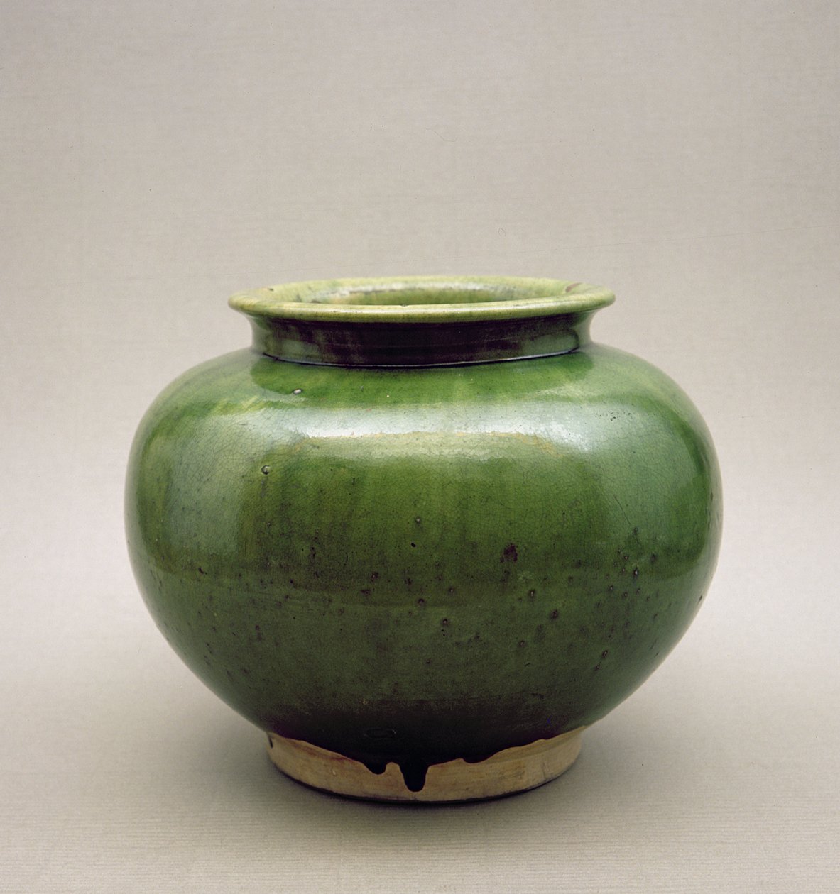 Çin kavanozu, Yueh eşyası, Altı Hanedan (265-589AD) (seladon eşyası) by Chinese School