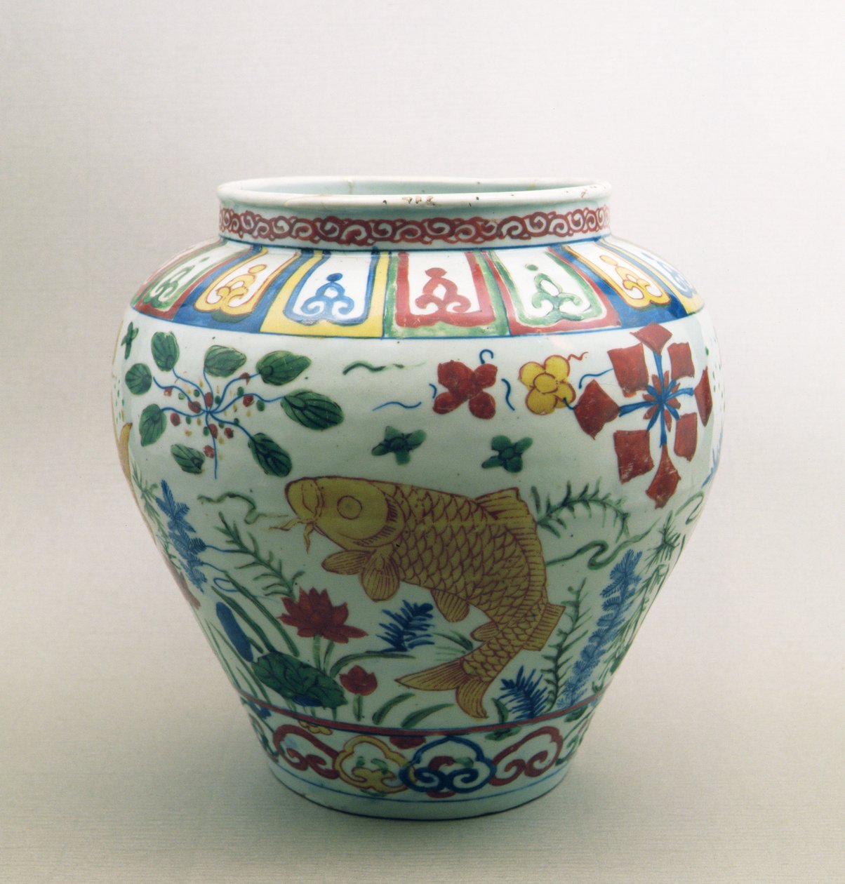 Balık ve çiçeklerle süslenmiş küresel kavanoz, Chia Ching dönemi (1522-66) by Chinese School