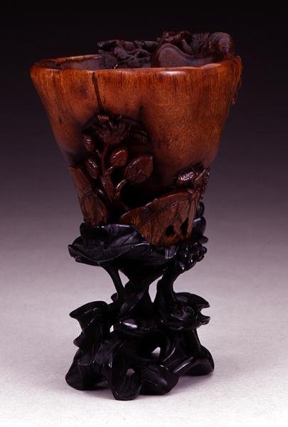 Libation cup, Qianlong dönemi 1736-95, Ching hanedanı (oymalı gergedan boynuzu) (bkz. 142653-5 & 142694) by Chinese School