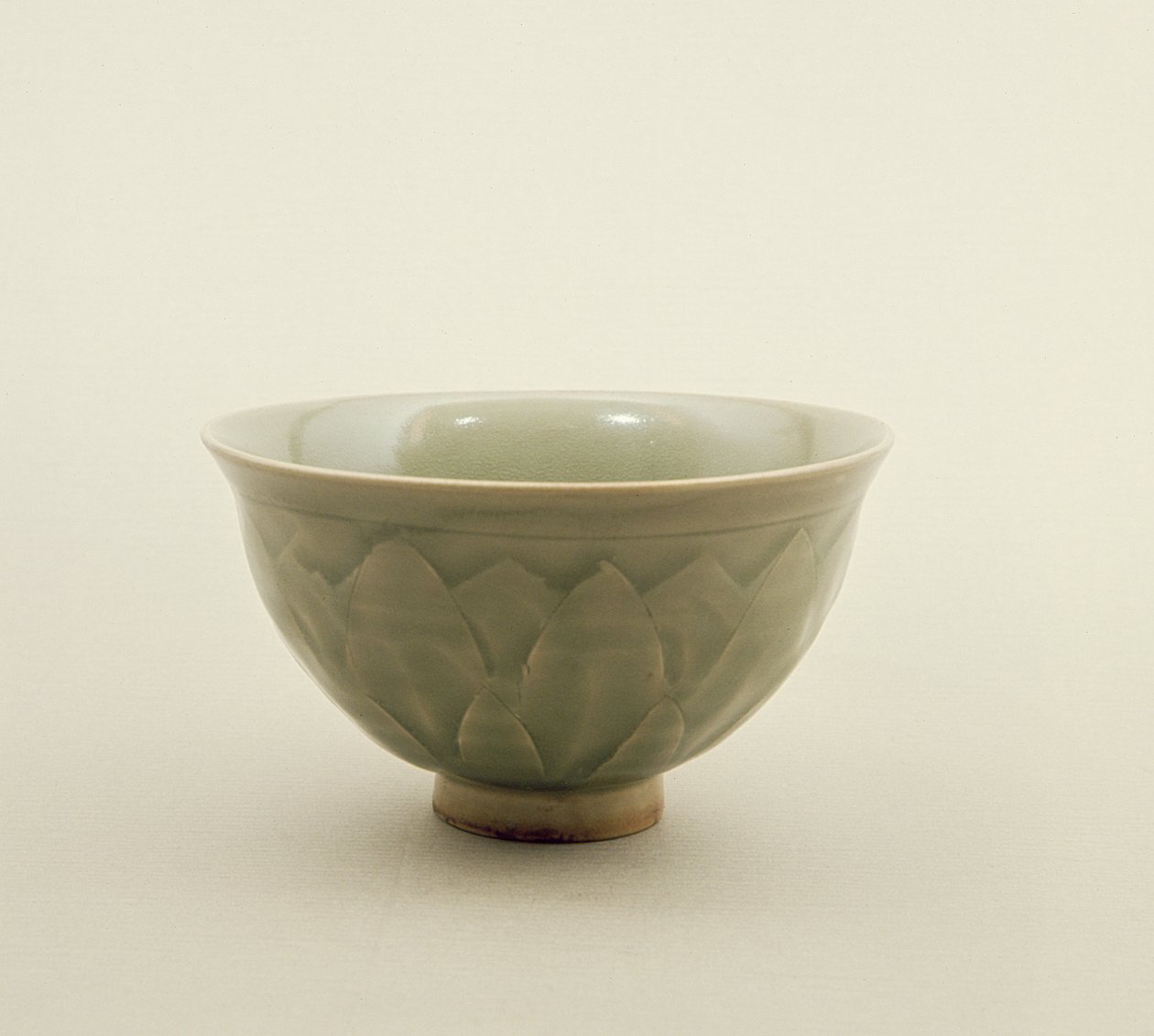 Lotus yaprağı tasarımıyla süslenmiş kuzey seladon kasesi, Sung Dynasty (960-1280) (seladonlar) by Chinese School