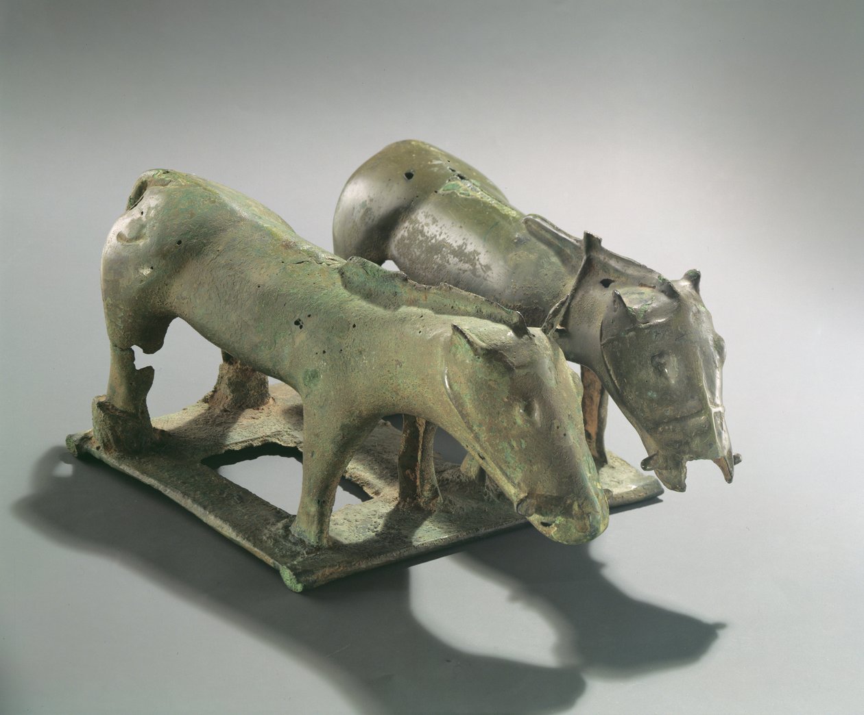 Ordos Göçebeler (bronz) by Chinese School