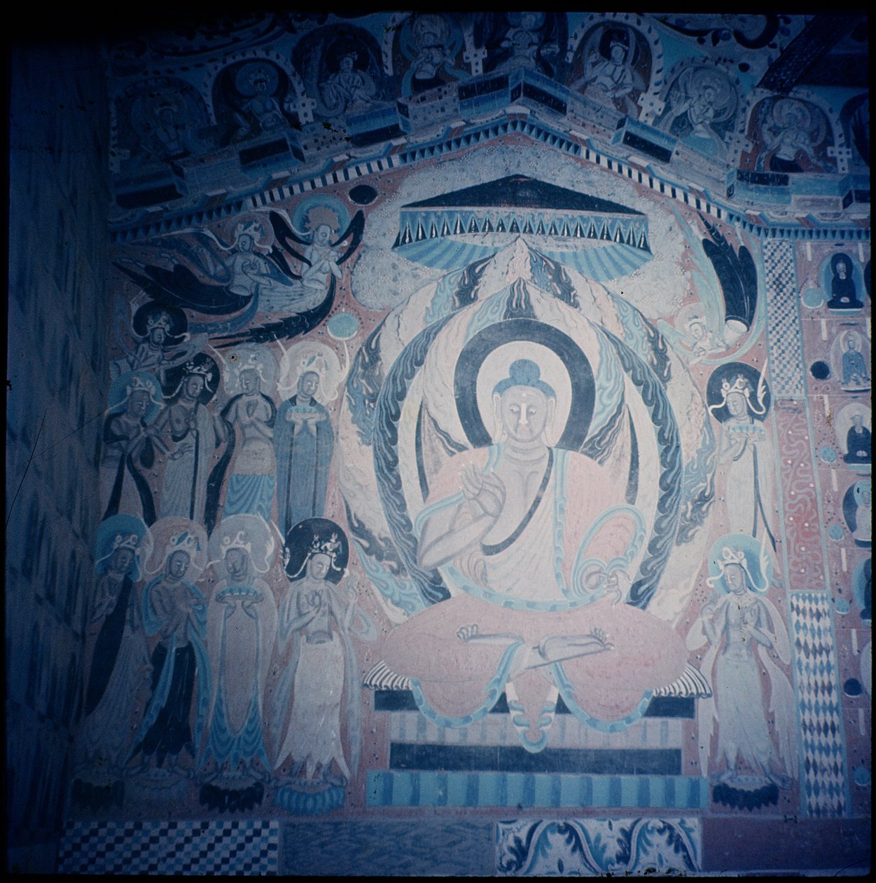 Bodhisattvas ve Aspares ile çevrili Shakyamuni Buddha vaazı, Nanbeichao II dönemi, MS 501-580 (mağara resmi) by Chinese School