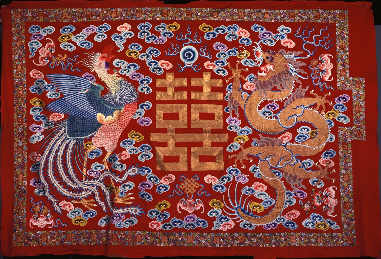 Bir Anka kuşu ve bir Ejderha ile çevrili yaldızlı iplikte merkezi bir karaktere sahip kırmızı yünlü bir Çin asması, 19. Yüzyıl by Chinese School