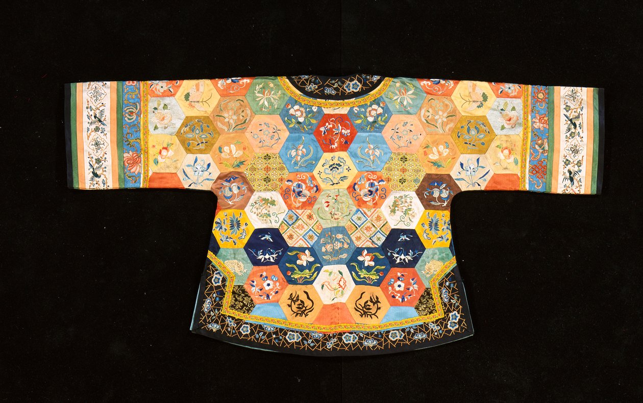 Altıgen işlemeli ipeklerden oluşan bir Çin resmi olmayan patchwork ceket by Chinese School