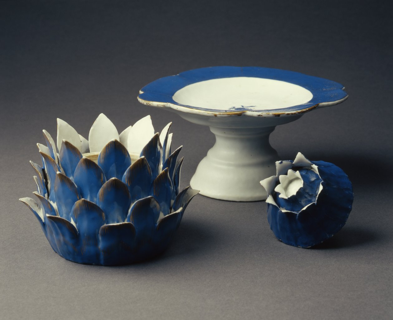 Bir Sebze Biçimli Kase, Kapak ve Tazza, Jiaqing Dönemi (1796-1820) c.1800 (porselen) (ayrıca bkz. 314544) by Chinese School