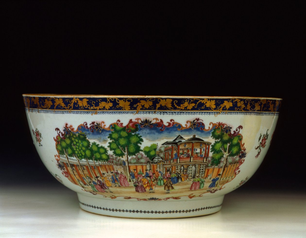 Grand Walk, Vauxhall Gardens, c.1750-1800 manzaralı bir aile gülü "Londra" yumruk kasesi by Chinese School
