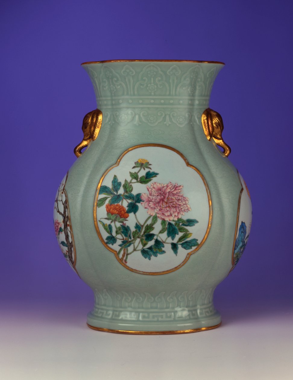 "Dört Mevsim Çiçekleri"ni tasvir eden dört emayeden biri olan yaldızlı anahatlı erik ve gül emayesine sahip, ince ve çok nadir bir famille gül seladon zemin vazo, 1735-1795 by Chinese School