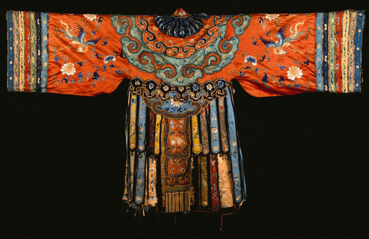 Kırmızı saten bir pelerin, muhtemelen bir evlilik pelerini by Chinese School