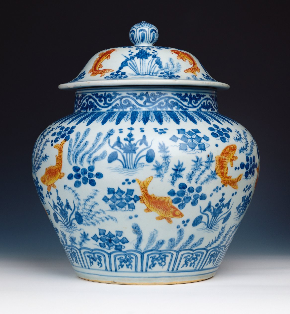 Emaye mavi ve beyaz "Balık" kavanoz ve kapağı, 1522-1566 by Chinese School